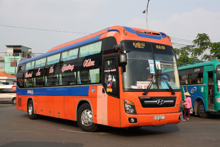 sleeper_bus_in_vietnam_02