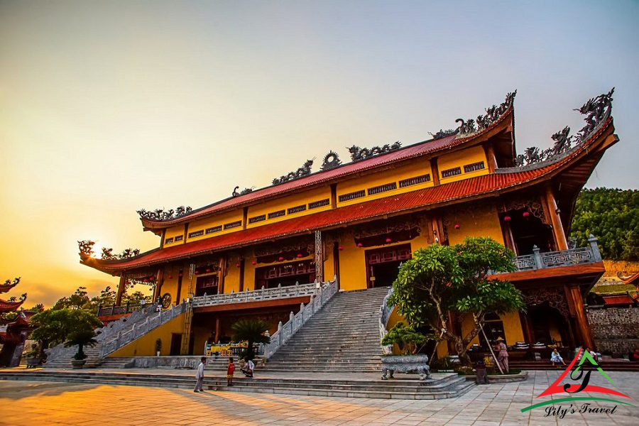 Ba Vang Pagoda is located halfway up Thanh Dang mountain with quiet space to enjoy the fresh air - Source: Internet