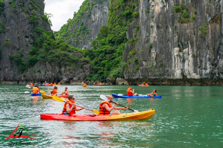 Kayaking on Bai Tu Long Bay - Source: Internet