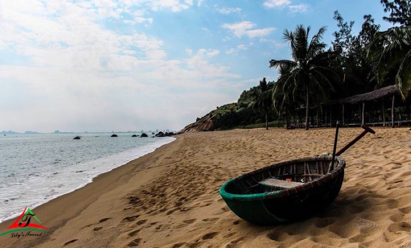 Bai But is on Son Tra peninsula and to the south of Son Tra mountain. Next to Bai But is the famous Linh Ung pagoda. From the center of Da Nang ward to Bai But, it will take you about 35 minutes for a path of about 15 km.