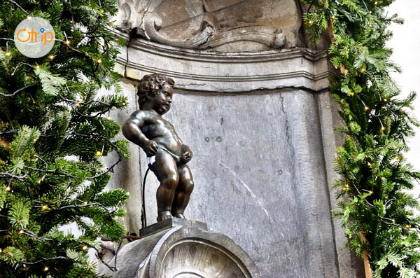 Tượng-Chú-Bé-Đứng-tè-Manneken-Pis-Otrip-vn