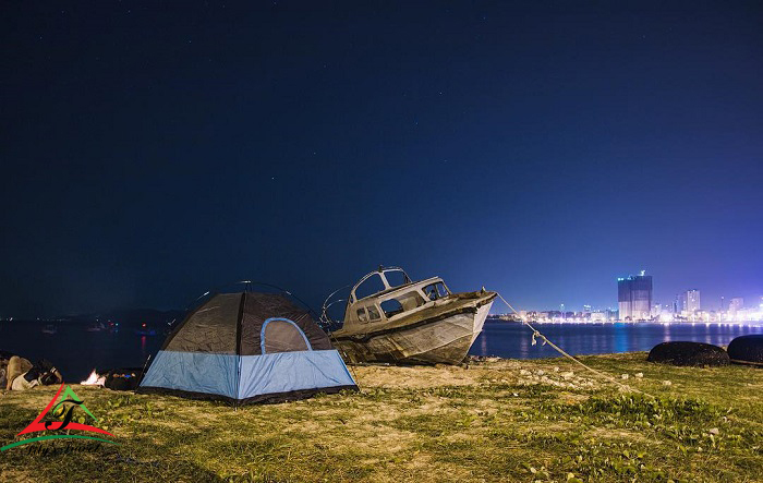 With a lot of space, Bai But Da Nang is an excellent place for picnics and gatherings. You can bring your lover, friends and family… to BBQ parties. There are tent rentals, camps and huts to enjoy the parties.