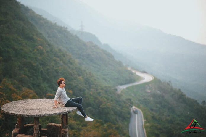 take a photo at Hai Van Pass
