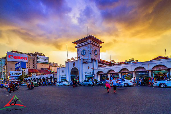 the beauty of Ben Thanh Market in the evening