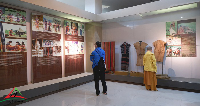 Up to the 3rd floor, visitors will be extremely surprised by countless artifacts and images of ethnic communities in Da Nang and Quang Nam.