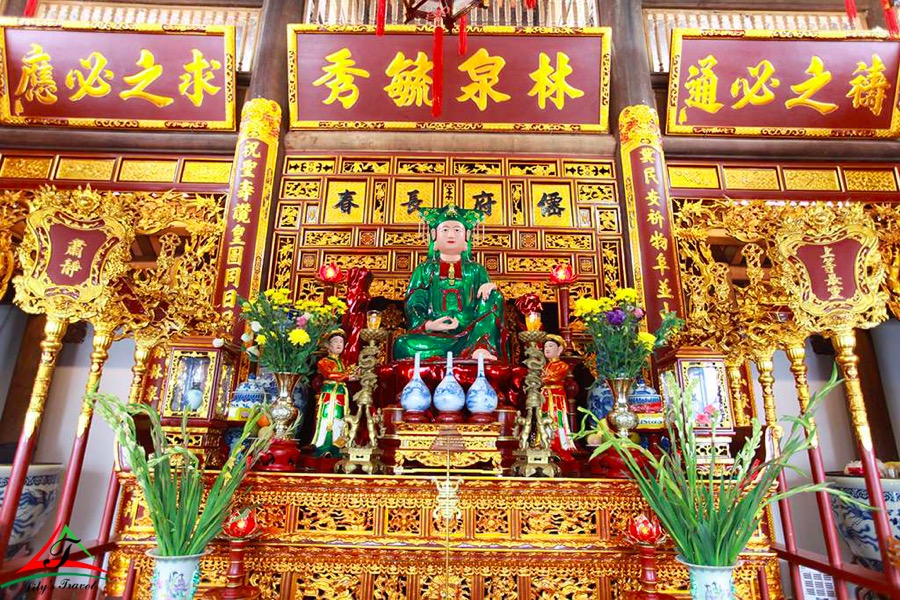 Linh Chua Linh Tu Temple is a place of worship, remembering the merits of Ba Chua Thuong Ngan