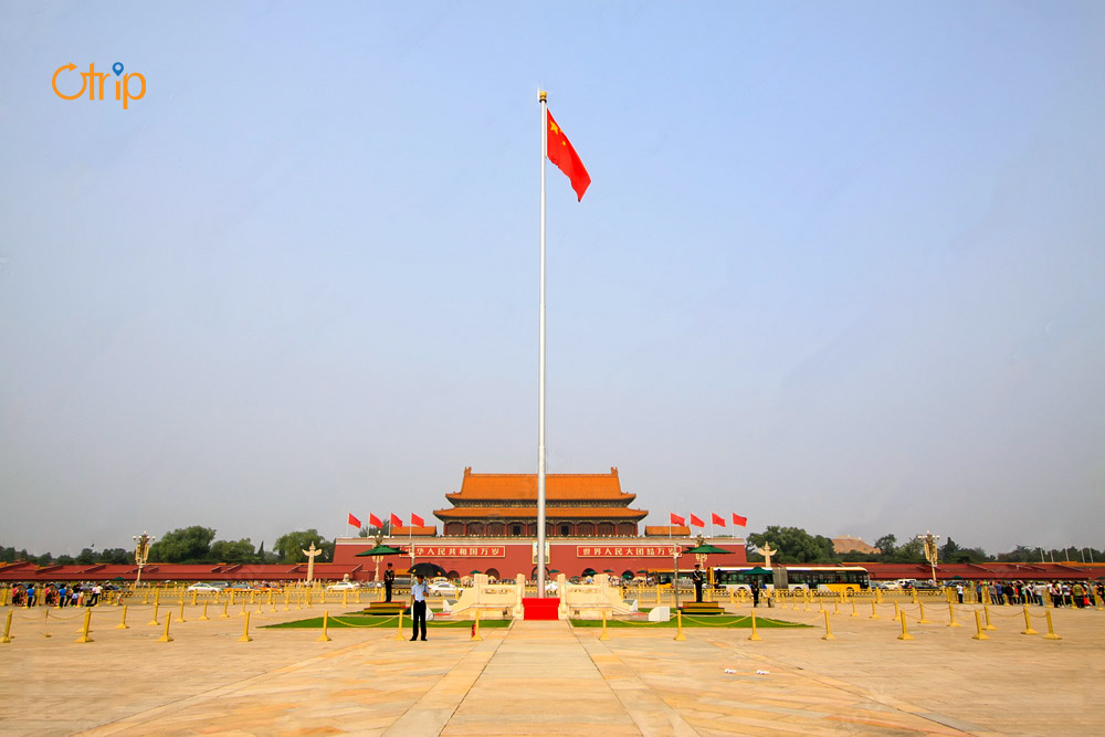 Bên trong quảng trường