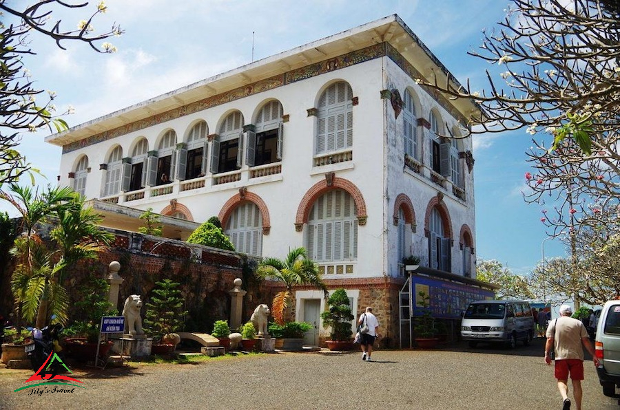 Bach Dinh Palace
