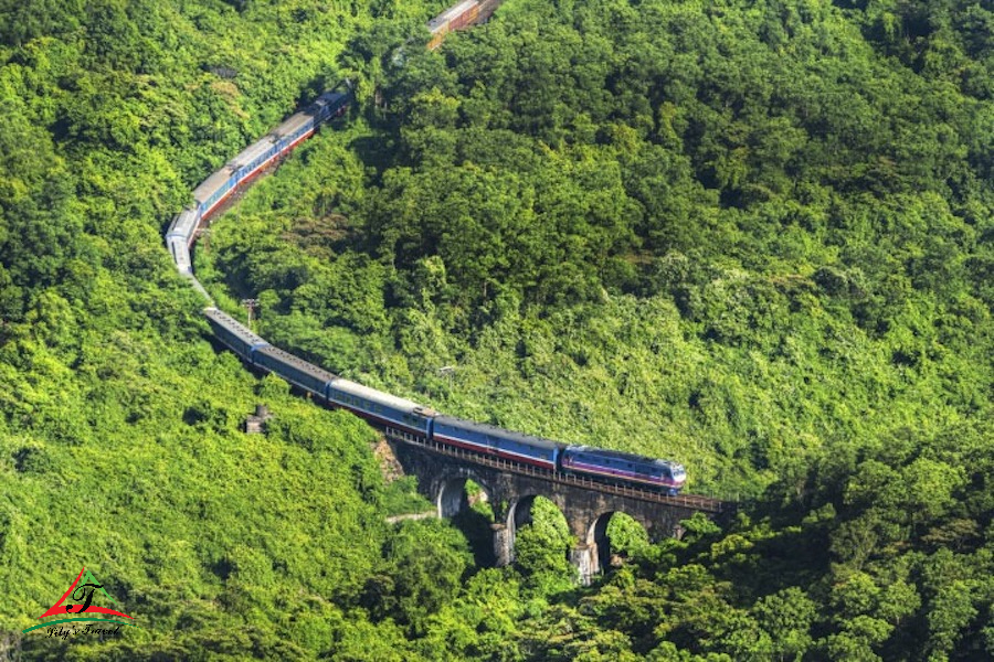 One way to travel from Da Nang to Hue