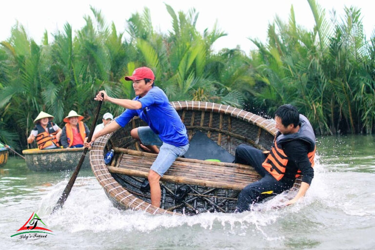 Take a circal boat to Cam Thanh village