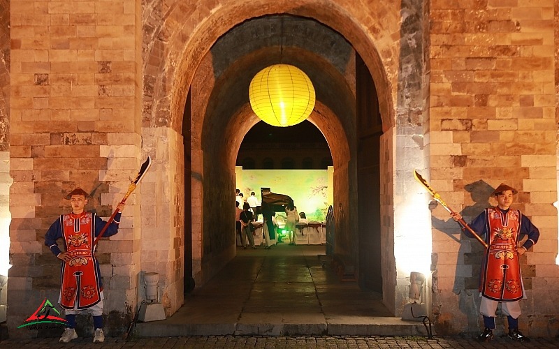 Night tour to decipher the Imperial Citadel of Thang Long