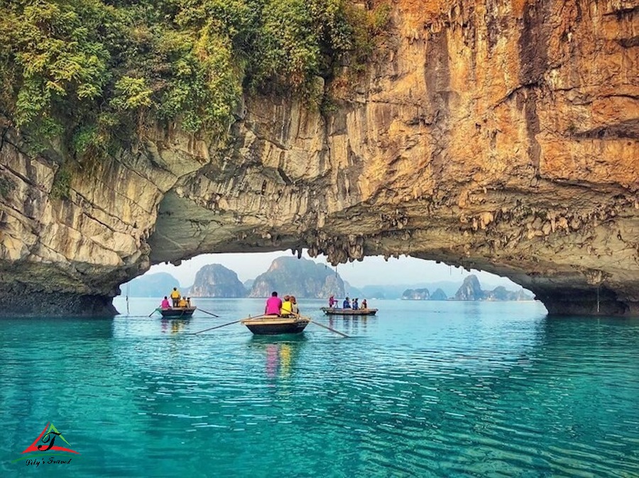 Traveling Ha Long Bay on boat