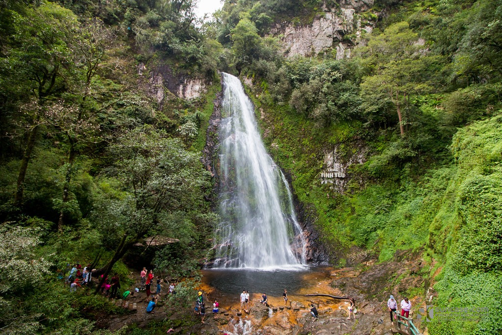 How much is the ticket price for visiting the Love Waterfall Sapa?