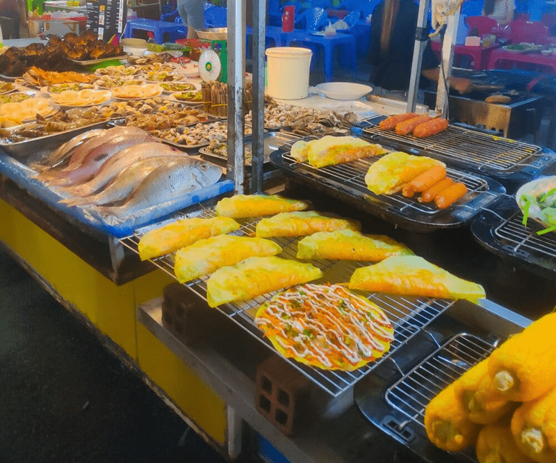 Experience food at Duong Dong Night Market