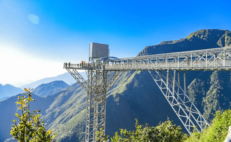 A Thrilling Trek on the Stunning Glass Bridge Sapa