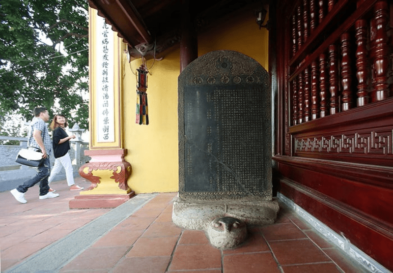 Stele House