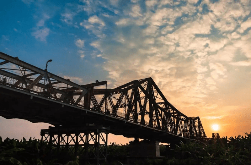 n following the above dos and don'ts, there will be nothing between you and the taste of the rich history and beauty of Long Bien Bridge.