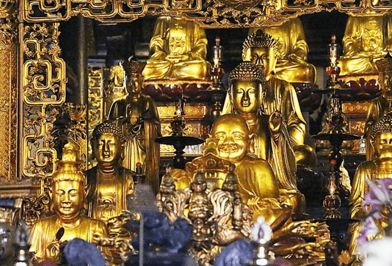 The Front House is filled with many big statues, most notably that of the famous Shakyamuni Buddha