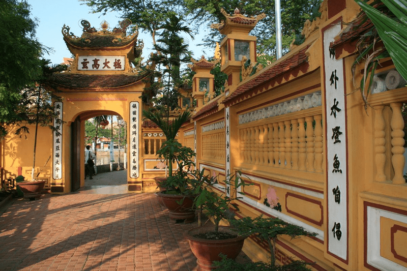 Do not hesitate to ask for directions from the locals in case you are confused about the route. Most of the residents in Hanoi know Tran Quoc Pagoda and will be able to tell you through clear directions.