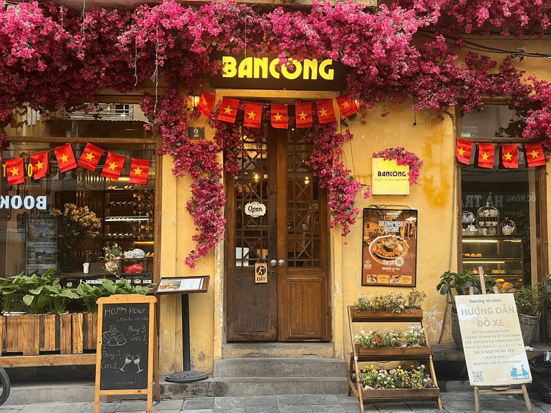 Bancông is a true favorite and crowd-pleaser for its fancy concept of a restaurant.