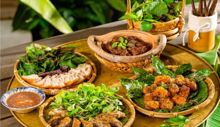 Dining  for Visitors in Hanoi Old Quarter