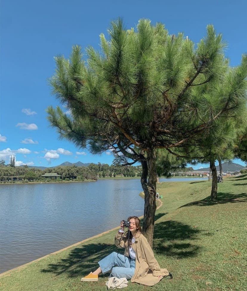 Every corner around the lake offers a picturesque view for taking photos and picnicking
