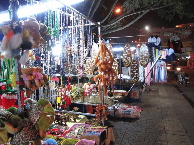 Things to do at Da Lat night market
