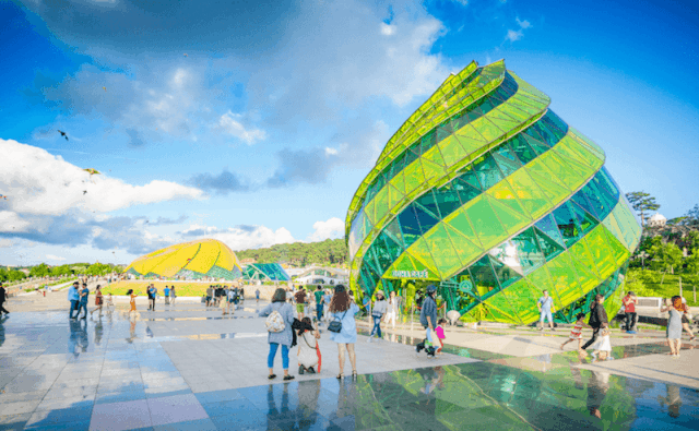 Known as a remarkable attraction in Dalat, Lam Vien Square has a unique architecture and lively atmosphere.