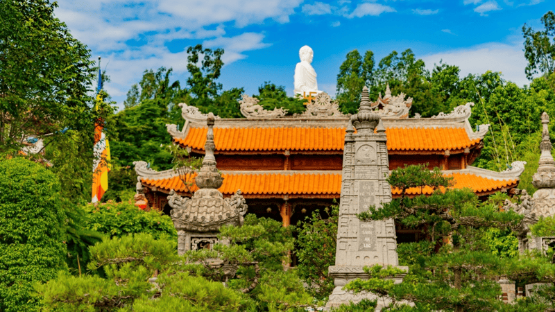 Local markets, festivals, and other performances of folk music and dance are the culturally relevant things to see and experience in Nha Trang. T