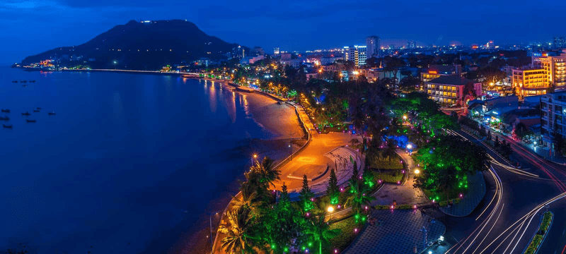 Enjoy Front Beach’s vibrant nightlife