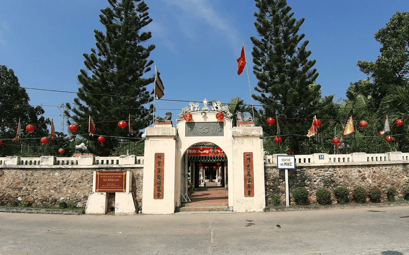 Mac Cuu Tomb