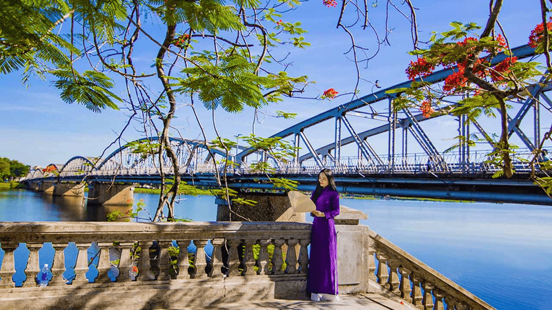 Trang Tien Bridge visit
