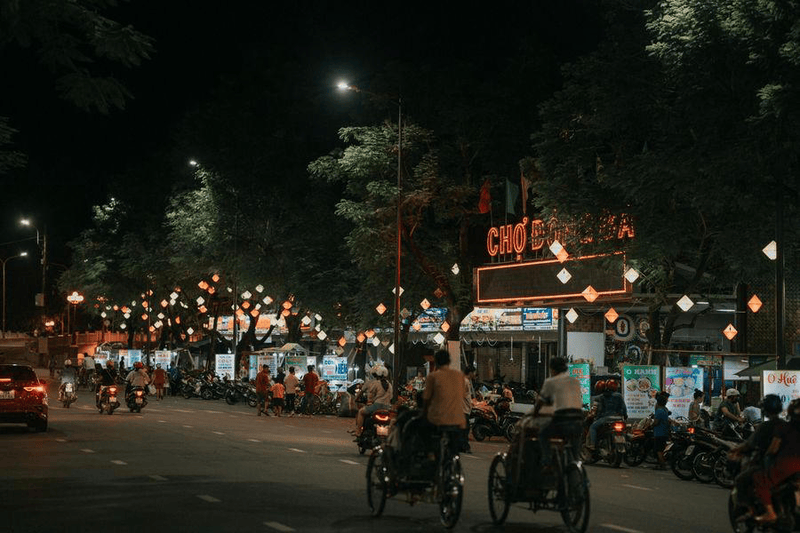 Exploring Hue by cyclo at night