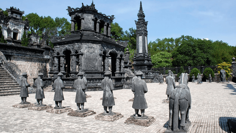 Nghi Mon and Bai Dinh courtyard