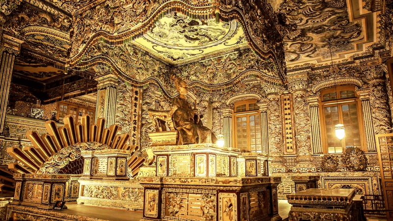 Thien Dinh Palace - The highest point of the Tomb