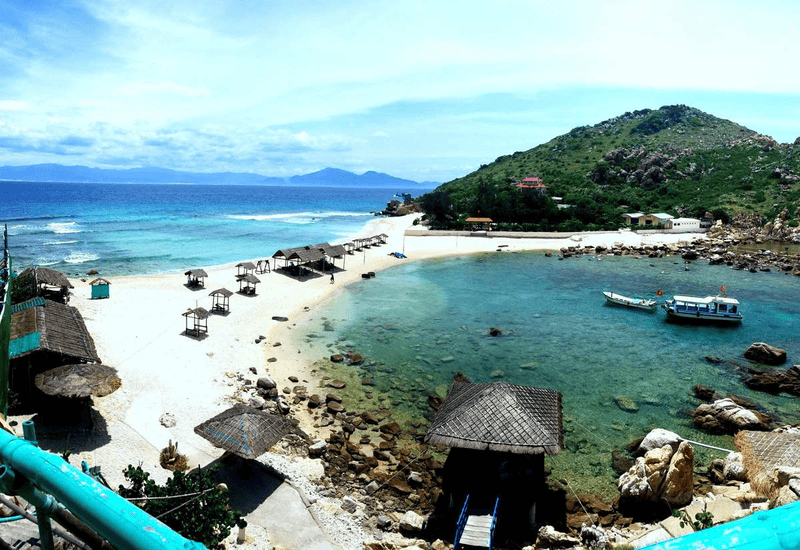 Yen Island, part of Hon Noi, is a stunning island cluster within Nha Trang Bay. 