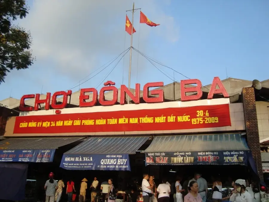Exploring Hue’s famous Dong Ba Market