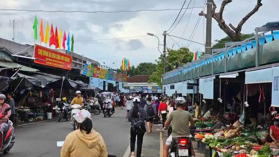 Overview of Dong Ba Market
