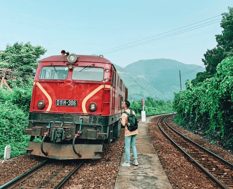 How to book the Hai Van Pass train