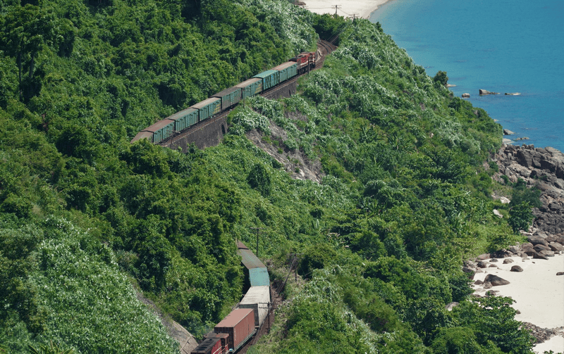 Comparing the Hai Van Pass Train to other travel options
