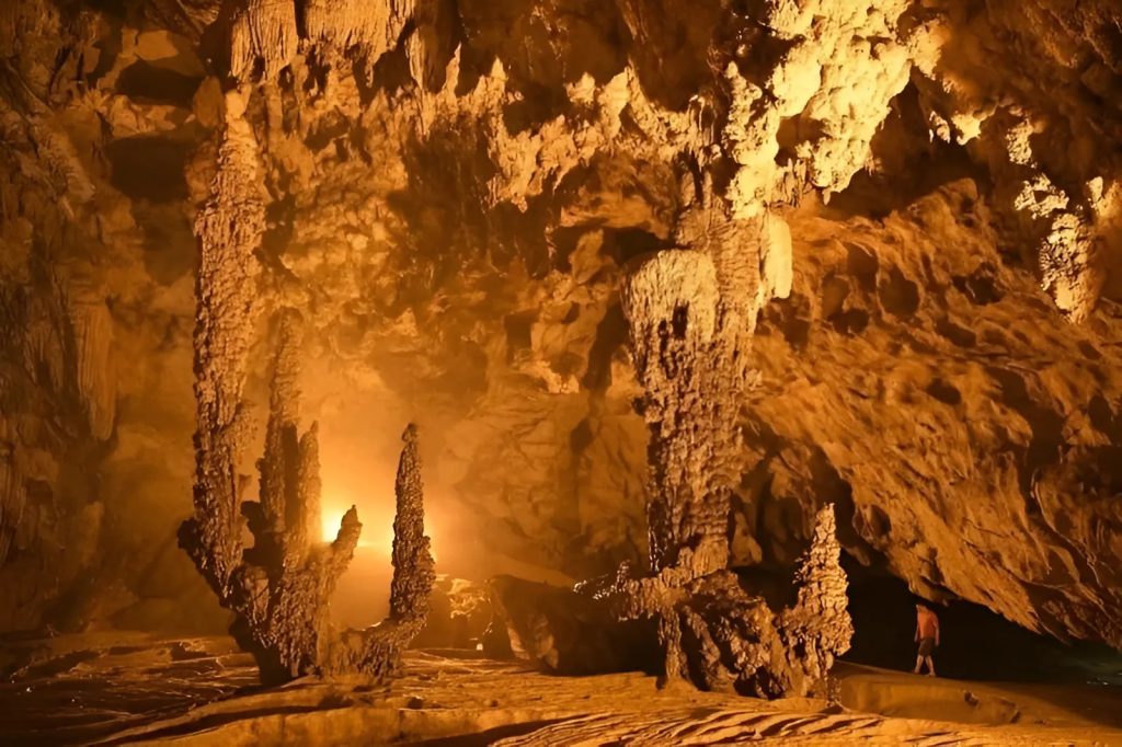 Extraordinary system of Mo Luong Cave