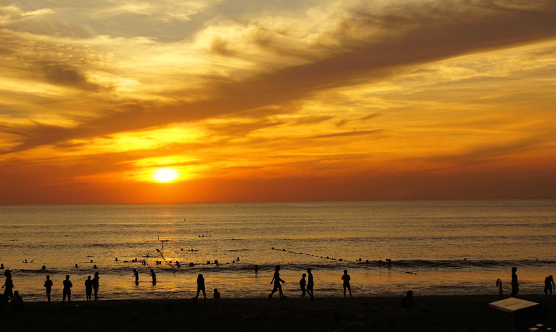 Overview of the vibrant nightlife scene at My Khe Beach