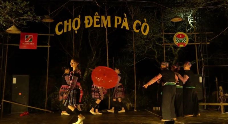 The market offers chances to connect and enjoy folk music