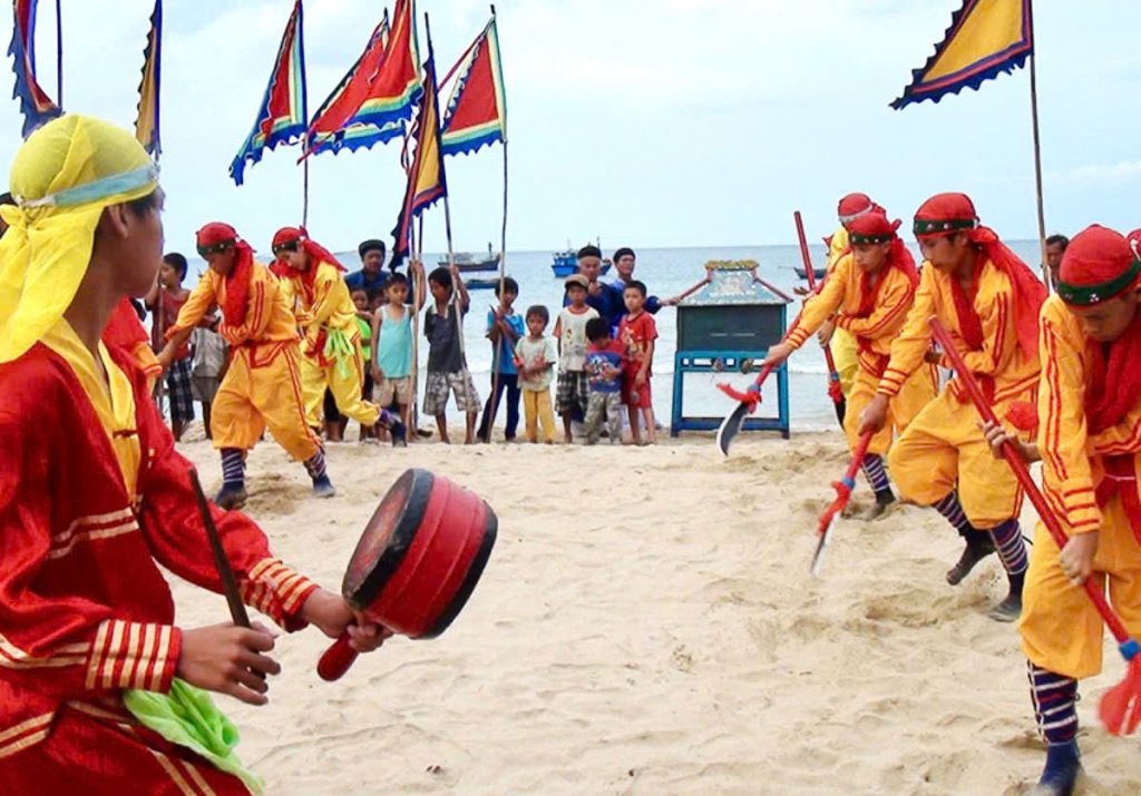 The lively Whale Worshiping festival (Le hoi Cau Ngu)