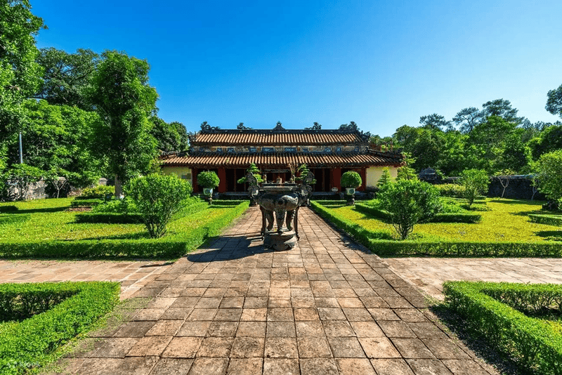 How to get to Gia Long Tomb