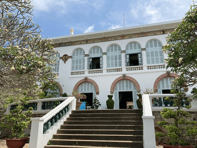 History and architecture of Bach Dinh