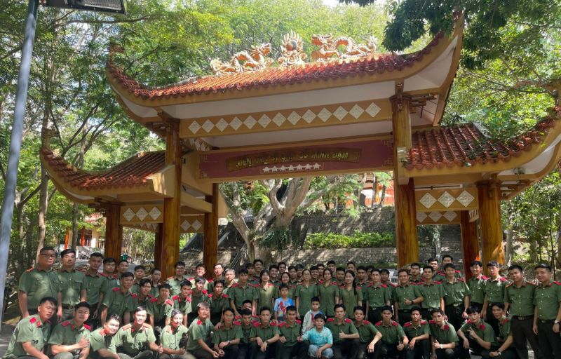 What can visitors see at Minh Dam Bases today