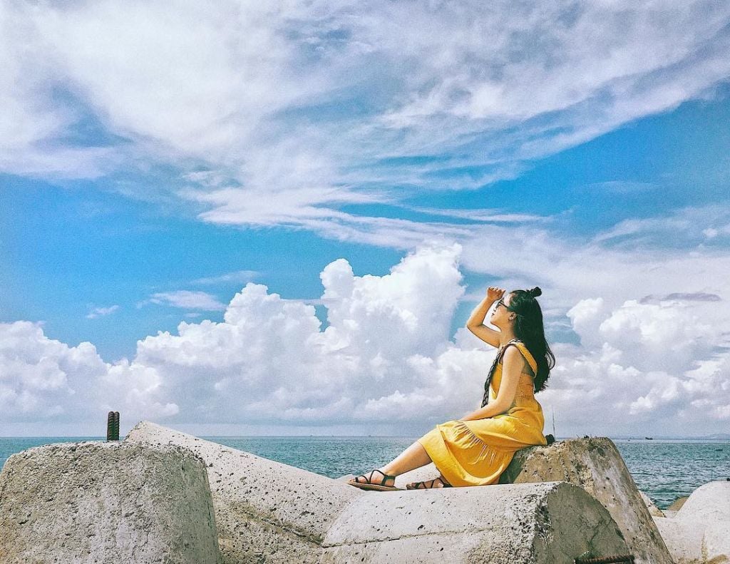 Bai Da Ong Dia is known for its unique rock formations and tranquil vibe