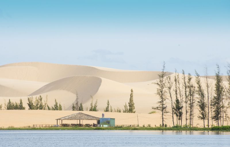 Best time to visit Mui Ne white sand dunes