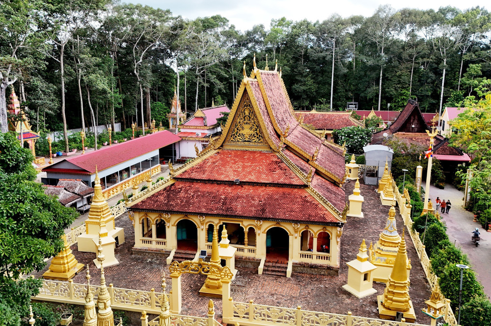 Visit the Ang Pagoda - A beautiful Khmer temple surrounded by storks
